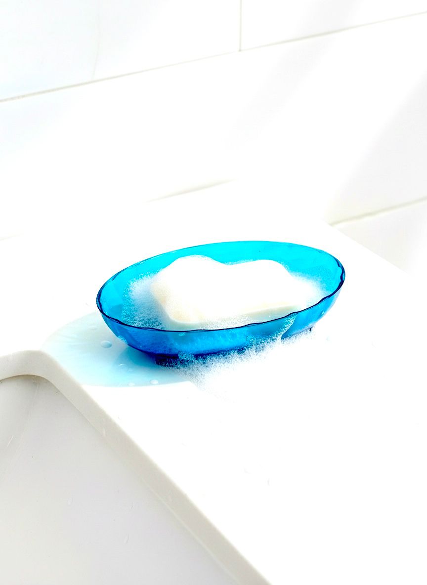 "Crystal Clear Anti-Slip Soap Dish with Drainage Grid Design"